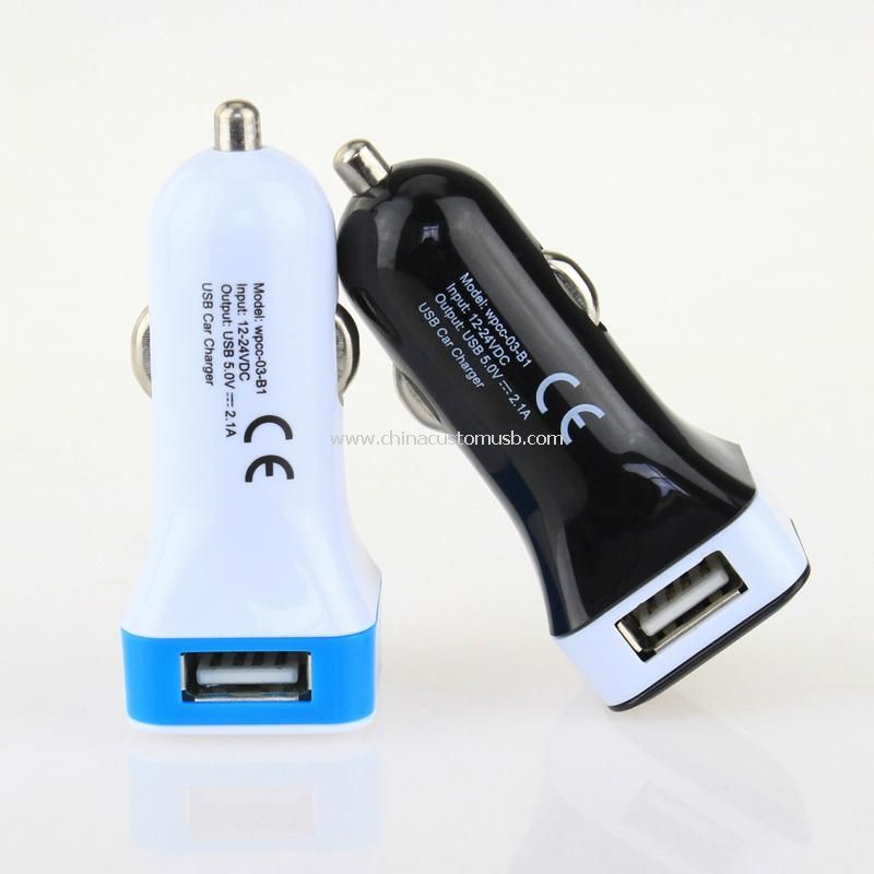 USB jenis pengisi baterai di mobil